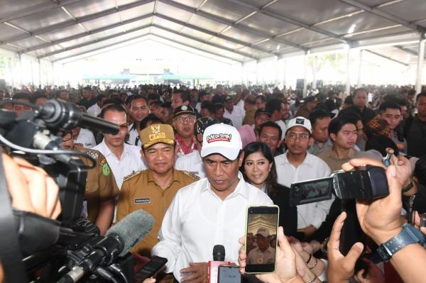 Dampingi Mentan Serahkan Bantuan Pertanian Senilai Rp534 Miliar, Pj Gubernur Sumut Apresiasi dan Komit Terus Perkuat Ketahanan Pangan